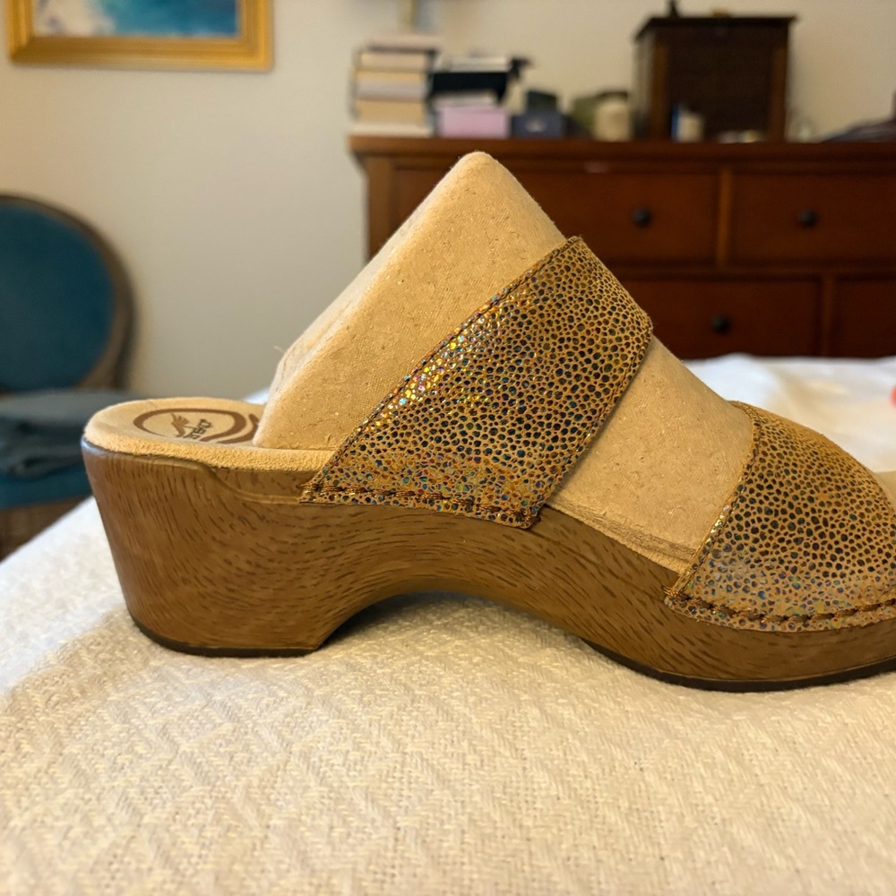 Dansko Shimmering Gold Sandals - Size 39 - Picture 5 of 9